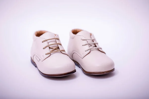 Zapatos Cuero Blanco Para Niños Pequeños Aislados Sobre Fondo Blanco — Foto de Stock