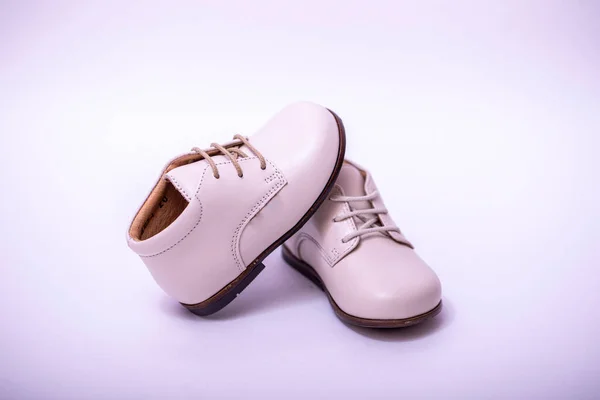 Zapatos Cuero Blanco Para Niños Pequeños Aislados Sobre Fondo Blanco — Foto de Stock