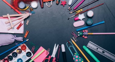 Kara tahta üzerine okul malzemeleri. Bedava fotokopi alanı olan okula dönüş konsepti..