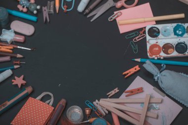 Kara tahta üzerine okul malzemeleri. Bedava fotokopi alanı olan okula dönüş konsepti..