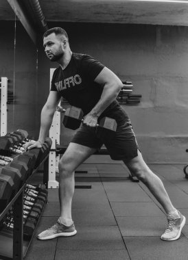 Fonksiyonel antrenman jimnastik salonunda ipi olan adamlar. Sağlıklı yaşam tarzı kavramı.