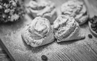 Doğal hindistan cevizli kurabiye ya da ahşap tabakta hindistan cevizli kurabiye, kopyalama alanı. Kahve çekirdekli ev yapımı kek..