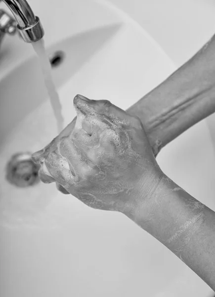 Jonge Vrouw Die Handen Wast Een Moderne Gootsteen Met Zeep — Stockfoto