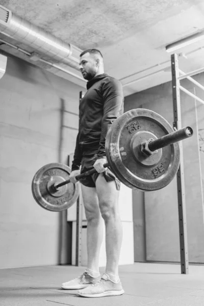Fit Jongeman Sportkleding Voor Bereiden Gewichten Heffen Tijdens Een Training — Stockfoto