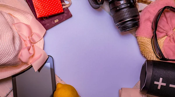 Flat Lay Accesorios Viaje Sobre Fondo Madera Blanca Con Espacio —  Fotos de Stock