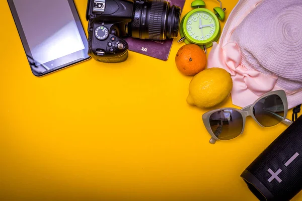 Paño Playa Accesorios Altavoz Inalámbrico Frutas Gafas Sol Cámara Sobre —  Fotos de Stock