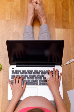 Merkez büroda çalışan hamile bir kadın. Dizüstü bilgisayar kullanan serbest çalışan. Yerdeki işyerinde, ilaçlarla birlikte. İş, kariyer, ev eğitimi, covid 19 ncov veya koronavirüs kavramı, karantina kavramı