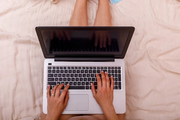 Красива Вагітна Молода Жінка Працює Ноутбуці Сидить Ліжку Спальні Концепція — стокове фото