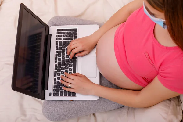 Mulher Grávida Com Barriga Usando Laptop Cama Conceito Trabalho Inteligente — Fotografia de Stock