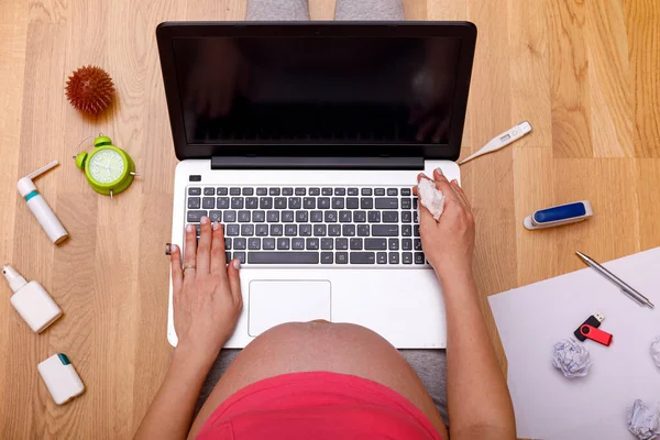 Gravid Kvinna Arbetar Från Hemmakontoret Frilansare Använder Laptop Arbetsplats Golvet — Stockfoto