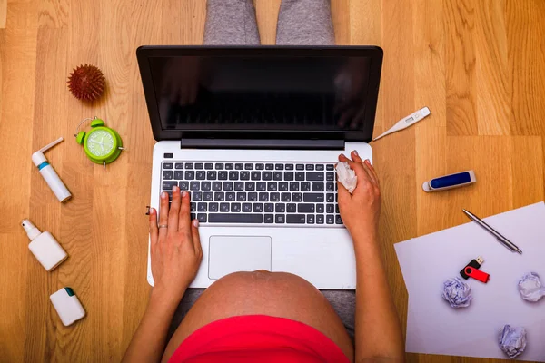 Gravid Kvinna Arbetar Från Hemmakontoret Frilansare Använder Laptop Arbetsplats Golvet — Stockfoto