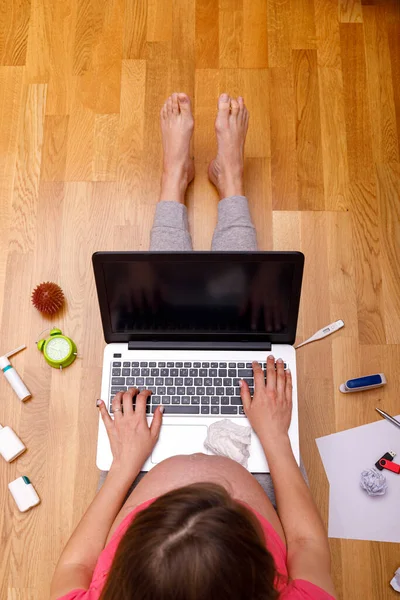 Mulher Grávida Trabalhar Escritório Freelancer Usando Laptop Local Trabalho Chão — Fotografia de Stock