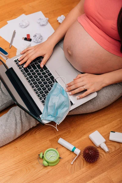 Gravid Kvinna Bär Mask Arbetar Hemifrån Datorn Hög Resultatbild — Stockfoto