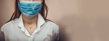 Coronavirus 'a karşı koruyucu maske takan doktor ya da hemşire. Coronavirus ya da covid-19 ncov için panorama görüntüsü. Evde kal ve dua et. Yüksek resulotion resmi.