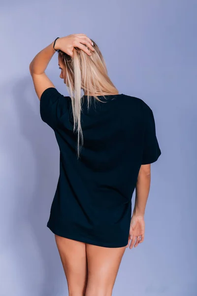 Stilvolles Modisches Blondes Mädchen Mit Mütze Schwarzer Kleidung Grauer Hintergrund — Stockfoto