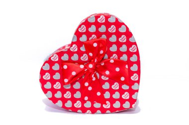 Kırmızı kalp şeklinde hediye kutusu beyaz arka planda izole edilmiş. Yüksek resulotion resmi.