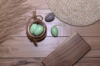 Yuvadaki paskalya yumurtaları kırsal ahşap arka planda