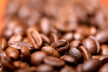 Makroyu kapatın. Kahverengi ya da koyu kahve tanecikli bir grup. Kahve çekirdeklerini kapat. Yüksek resulotion resmi.