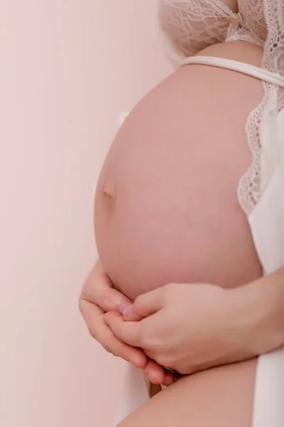 Close Mulher Grávida Irreconhecível Com Mãos Fundo Rosa Pastel — Fotografia de Stock