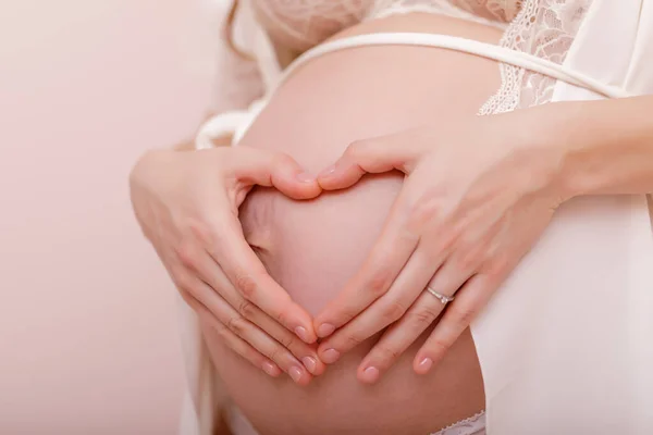 Detailní Záběr Těhotné Ženy Jak Drží Ruce Oteklém Břiše Utváří — Stock fotografie