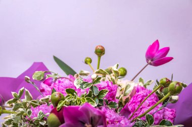 Mor ve pembe sakura çiçeklerinden bir buket şık gelin..