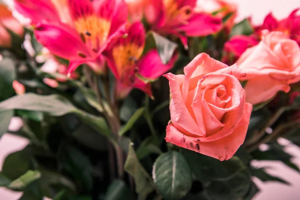 Spring Flowers Bouqetes Table Flowers Bouquet Arrange Decoration Home Celebration — Stock Photo, Image