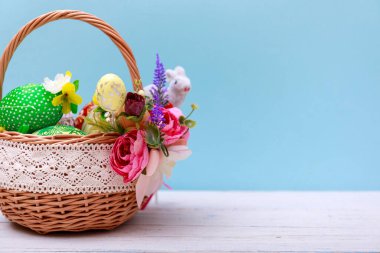 Yeşil çimen bahçesinde paskalya yumurtası sepeti. Selamlarınız için fotokopi alanı ile birlikte. Yüksek resulotion resmi.