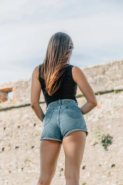 청바지 바지입은 엉덩이와 에로틱 엉덩이 콘크리트 청바지를 아름다운 매력적 뒷모습 — 스톡 사진