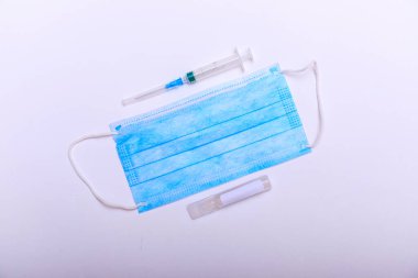 Roman Coronavirus 2019-nCoV, WUHAN virüs konsepti. Cerrahi ya da koruyucu maskeli ve ilaçlı. Çin covid-19 koronavirüs salgını. Yüksek resulotion resmi.