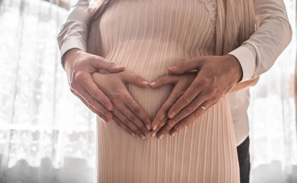 Schwangere Wickeln Ihre Arme Herzform Den Bauch Familienkonzept Hochauflösendes Bild — Stockfoto