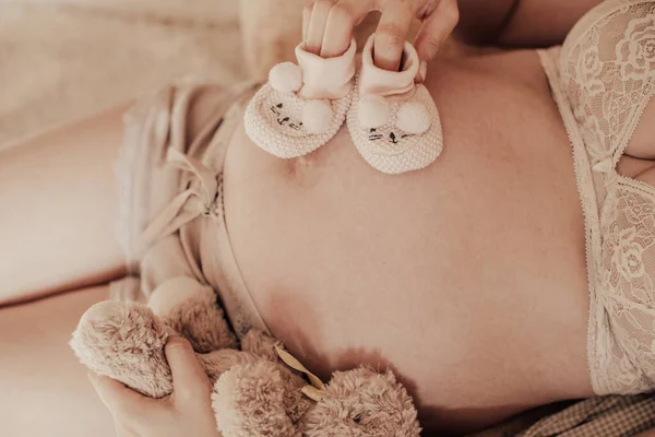 Těhotná Šťastná Žena Drží Dětské Boty Rukou Máma Čeká Dítě — Stock fotografie