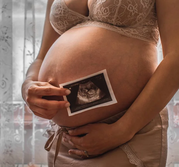 Nahaufnahme Schwangere Fühlt Sich Hause Glücklich Verliebt Während Sie Auf — Stockfoto