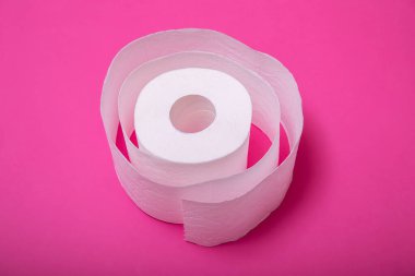 Tuvalet kağıdı rulosunun kavramsal görüntüsü pastel arka planda tek başına duruyor. Pastel pembe arka planda tuvalet kağıdı rulosu. Coronavirus covid-19 tasarımı. Yüksek resulotion resmi.
