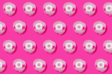 Pastel arka planda tuvalet kağıdı kalıbının kavramsal görüntüsü. Pastel pembe arka planda tuvalet kağıdı rulosu. Coronavirus covid-19 tasarımı. Yüksek resulotion resmi.