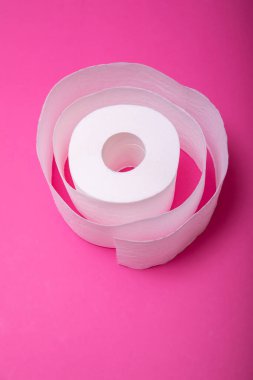 Tuvalet kağıdı rulosunun kavramsal görüntüsü pastel arka planda tek başına duruyor. Pastel pembe arka planda tuvalet kağıdı rulosu. Coronavirus covid-19 tasarımı. Yüksek resulotion resmi.