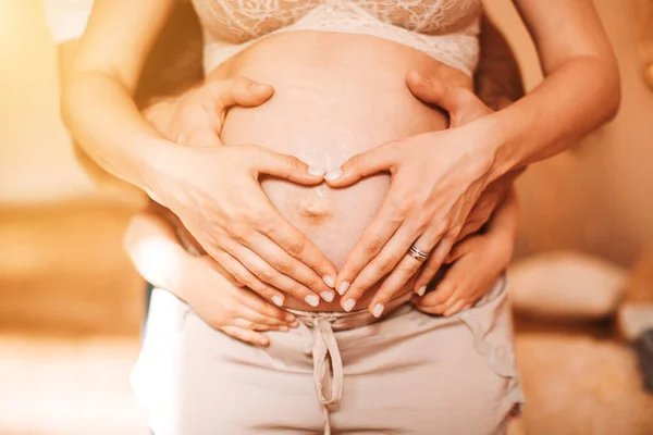 Paar Hause Mit Dem Bauch Einer Schwangeren Frau Zugeschnittenes Bild — Stockfoto