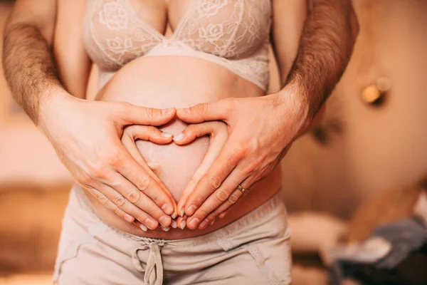 Paar Hause Mit Dem Bauch Einer Schwangeren Frau Zugeschnittenes Bild — Stockfoto