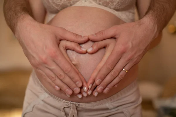 Paar Hause Mit Dem Bauch Einer Schwangeren Frau Ausschnittbild Der — Stockfoto