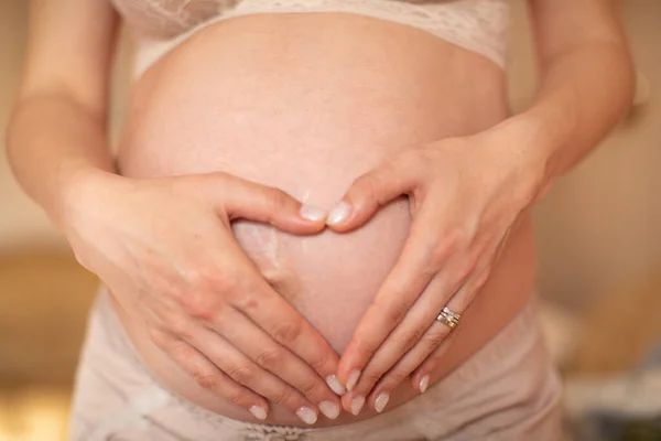 Paar Hause Mit Dem Bauch Einer Schwangeren Frau Ausschnittbild Der — Stockfoto