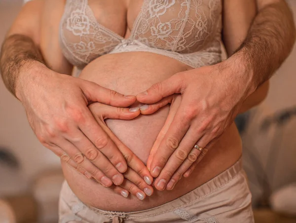 Una Coppia Che Una Forma Cuore Sulla Pancia Incinta Con — Foto Stock