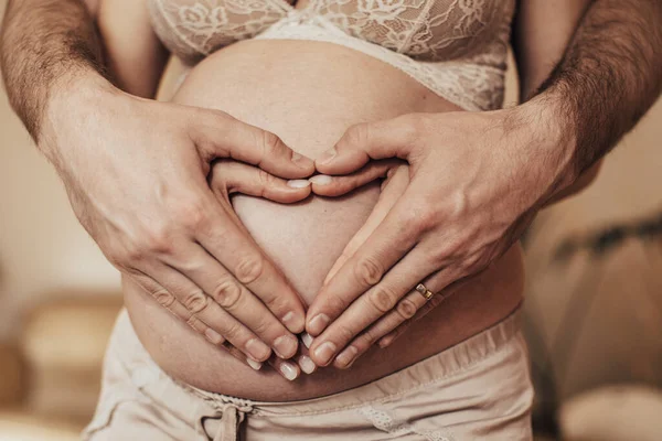 Ein Paar Formt Mit Den Händen Ein Herz Auf Dem — Stockfoto