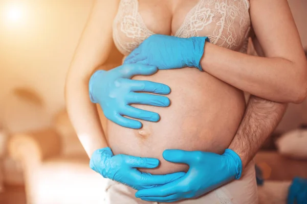 Mama Und Papa Mit Den Händen Auf Dem Baby Selbstisolierte — Stockfoto