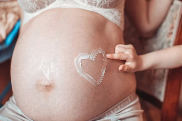 Herzform Mit Creme Auf Bauch Einer Schwangeren Frau Gemalt Großaufnahme — Stockfoto