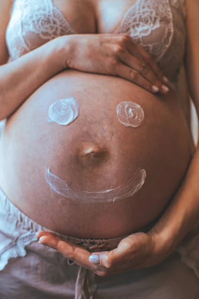 Gemaltes Glückliches Smiley Gesicht Auf Dem Bauch Einer Schwangeren Frau — Stockfoto