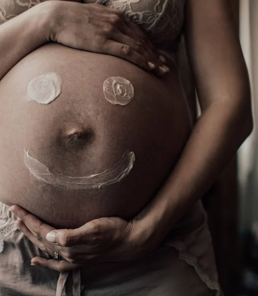 Gemaltes Glückliches Smiley Gesicht Auf Dem Bauch Einer Schwangeren Frau — Stockfoto