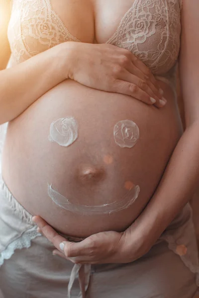 Corpo Primo Piano Donna Incinta Cui Sorriso Tirato Immagine Alta — Foto Stock