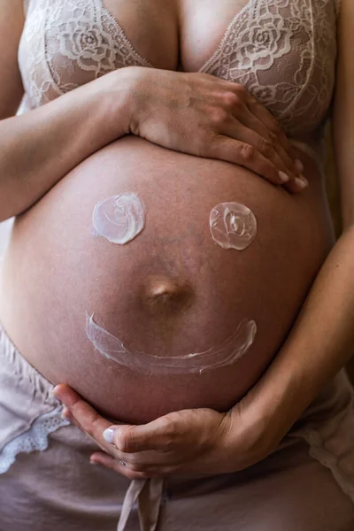 Nahaufnahme Körper Einer Schwangeren Frau Auf Den Ein Lächeln Gemalt — Stockfoto