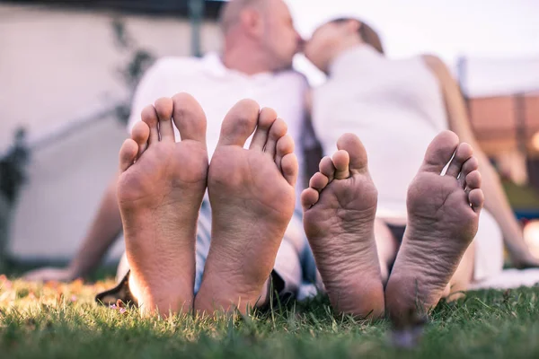 Romantic Young Couple Kissing Garden Family Feet Focus Feet Young — Stock Photo, Image