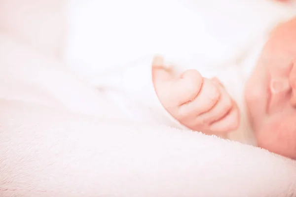 Urocze Dziecko Śpiące Brzuchu Mała Dłoń Śpiącego Noworodka Bliska Zbliżenie — Zdjęcie stockowe