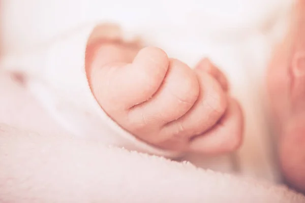 Liebenswertes Baby Das Auf Dem Bauch Schläft Kleine Hand Schlafender — Stockfoto